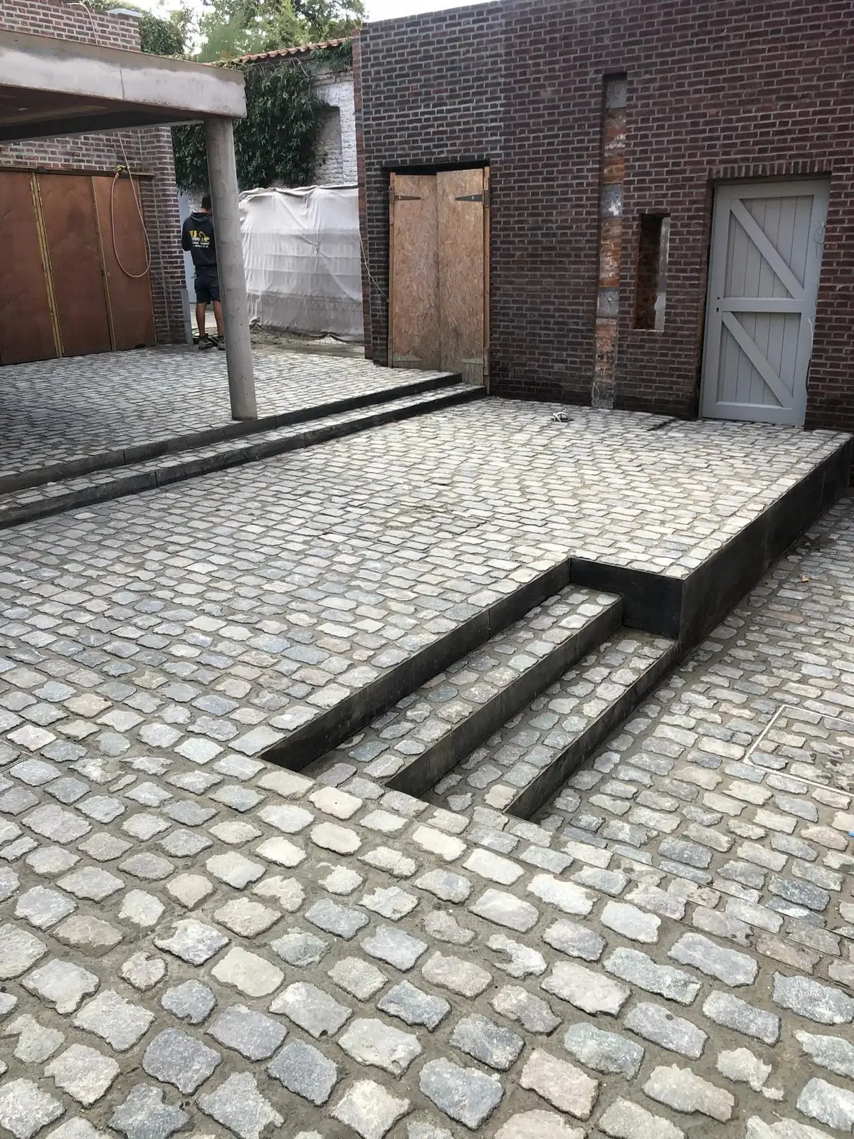 Pavage d'une cour avec des escaliers